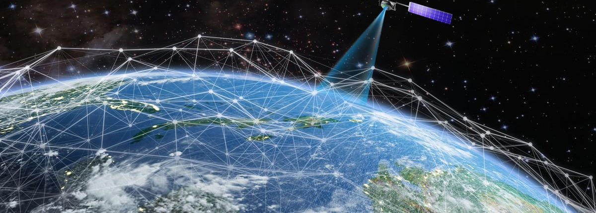 Satellit im Orbit – Raumfahrttechnologie & Aerospace Engineering Satellit im Erdorbit mit globalem Kommunikationsnetzwerk, dargestellt im Kontext von Raumfahrttechnologie, Aerospace Engineering und EMV/HF‑Lösungen.