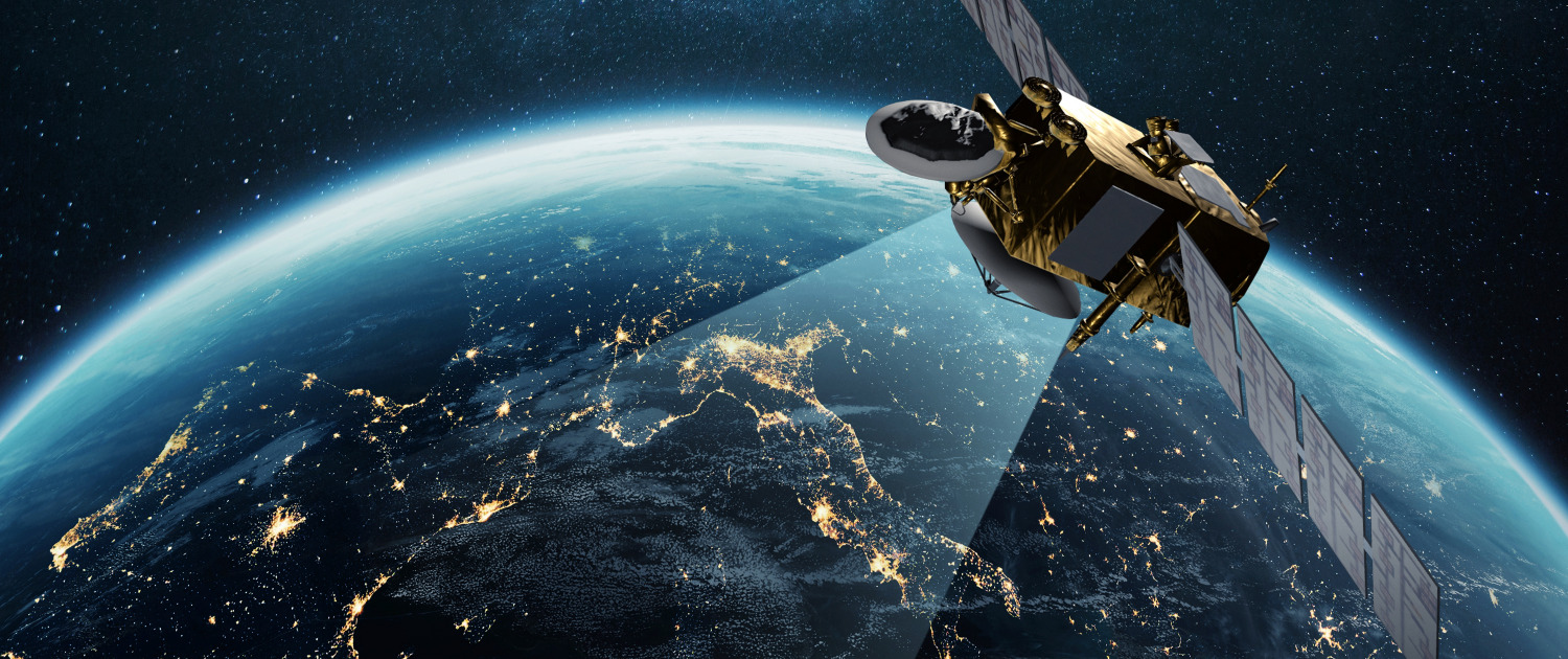 Communication and Telecommunications from Space. Broadcasting, Concept. Communication satellite flies near the night planet earth with night lights of megacities in space with stars. Europe Thermisches Management und EMV-Lösungen für Satelliten und Raumfahrttechnik